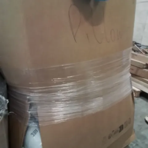 PALLET CONTAINING A LARGE QUANTITY OF PILLOWS 