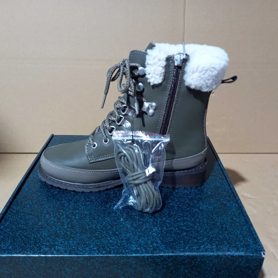 BOXED PAUR OF EMU OKAB FAUX LEATHER BOOTS IN DARK OLIVE UK SIZE 5