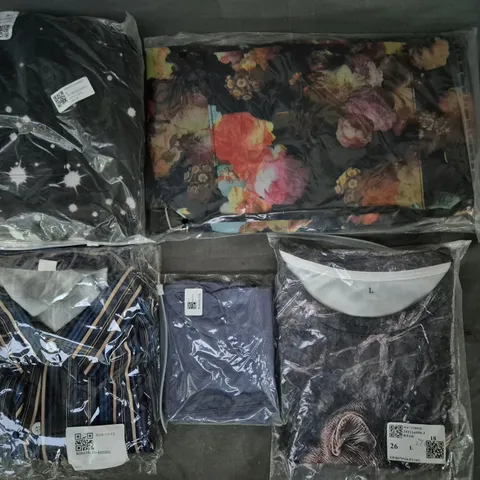 BOX OF APPROXIMATELY 20 ASSORTED CLOTHING AND FASHION ITEMS IN VARIOUS STYLES, SIZES, AND COLOURS