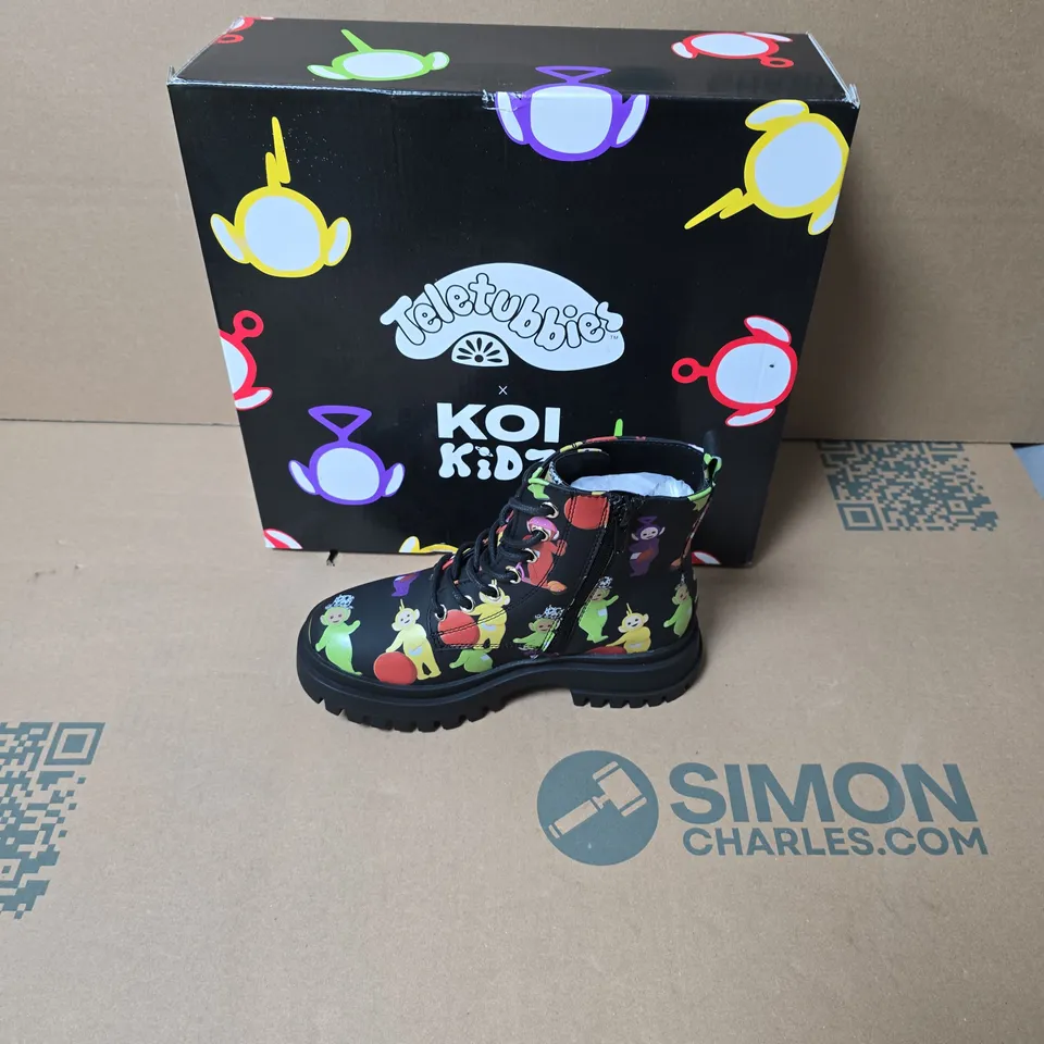 BOXED PAIR OF KOI TELETUBBIES SUPERDOME KIDZ BOOTS - KIDS UK SIZE 12