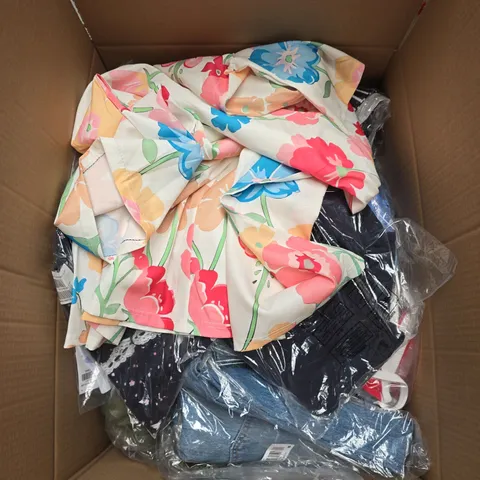 APPROXIMATELY 30 ASSORTED CLOTHING ITEMS IN VARIOUS SIZES, STYLES & COLOURS - COLLECTION ONLY