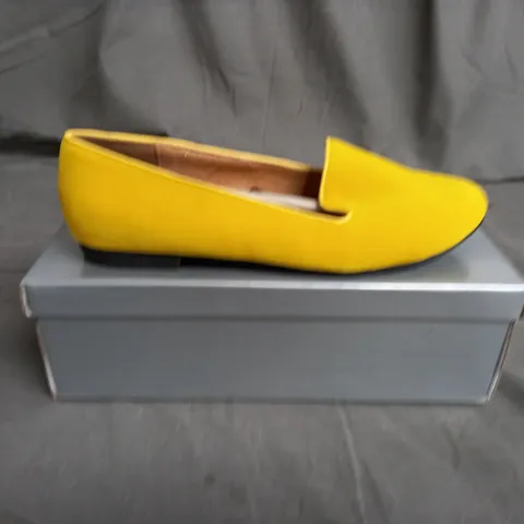BOX OF APPROXIMATELY 12 PAIRS OF WOMENS FAUX SUEDE SLIP ON SHOES IN VARIOUS SIZES