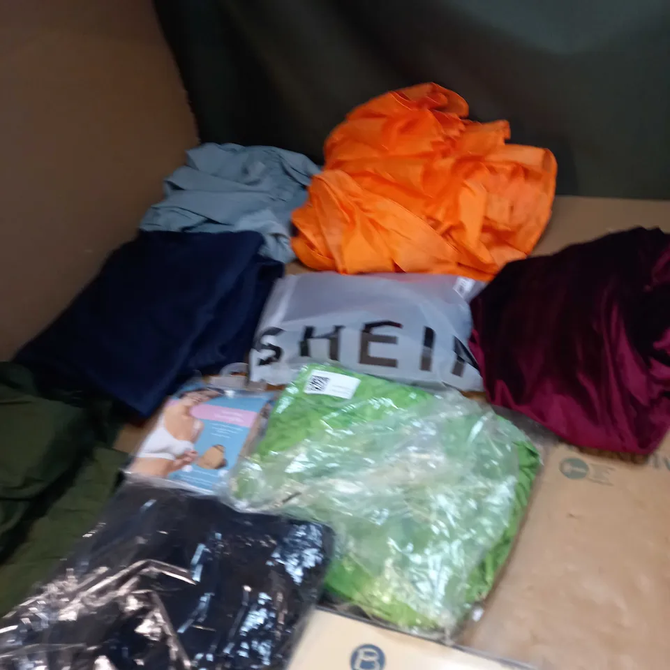 LOT OF APPROX 20 ASSORTED CLOTHING ITEMS TO INCLUDE JUMPERS, SOCKS AND T-SHIRTS