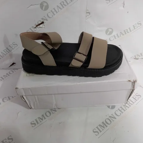 BOXED PAIR OF DESIGNER SANDALS IN BLACK/TAN - EU SIZE 39