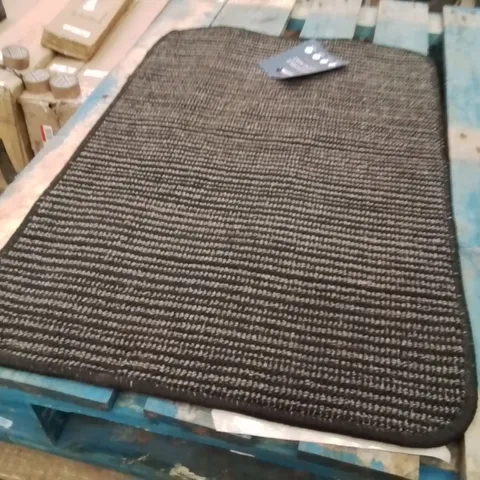 QUALITY DESIGNER AREA RUG - APPROXIMATELY 75X50CM