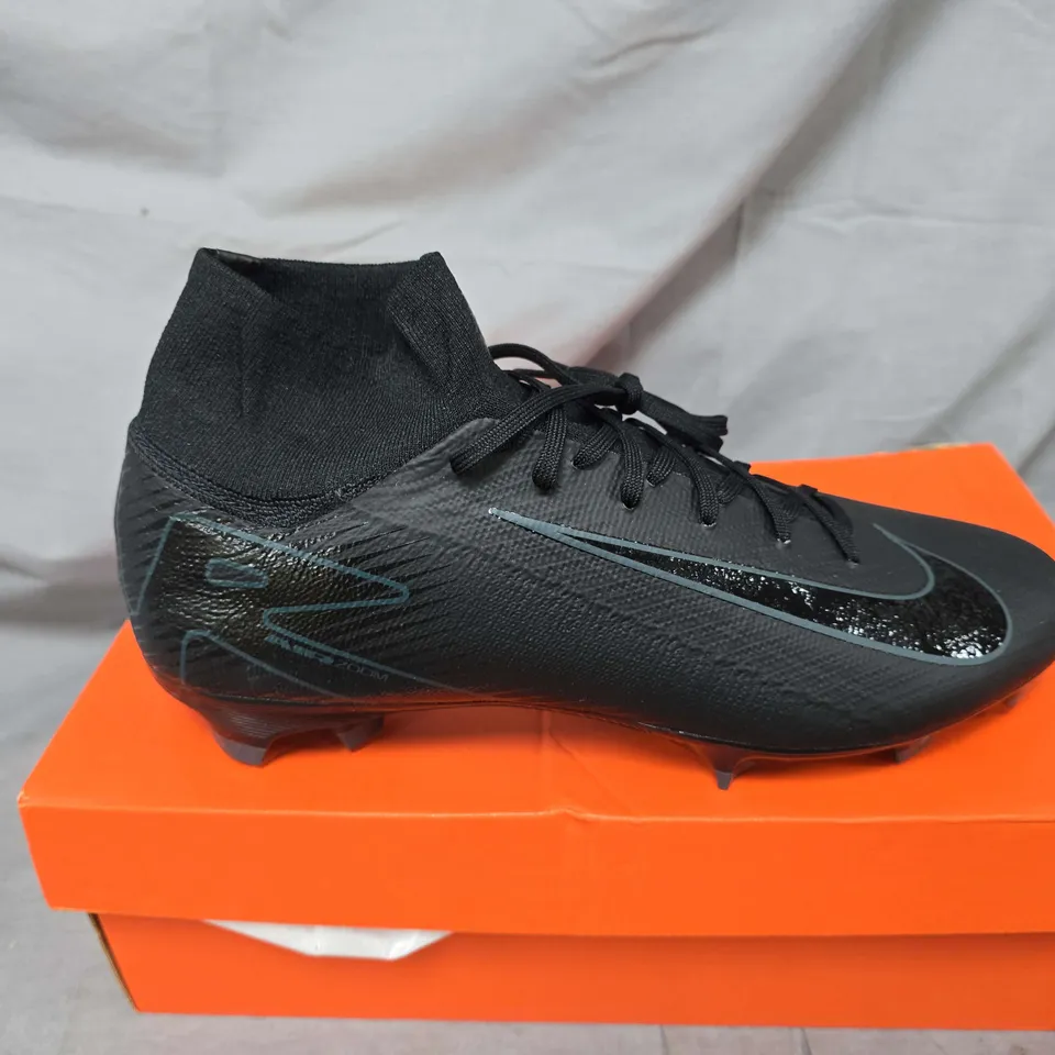 BOXED PAIR OF NIKE MERCURIALS PRO IN BLACK - UK 9.5