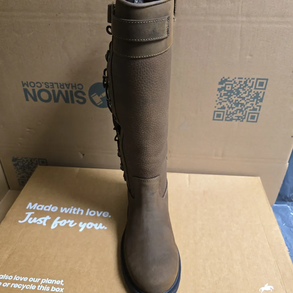 BOXED PAIR OF HARRY HALL OVERSTONE WATERPROOF COUNTRY BOOTS IN BROWN - UK 7
