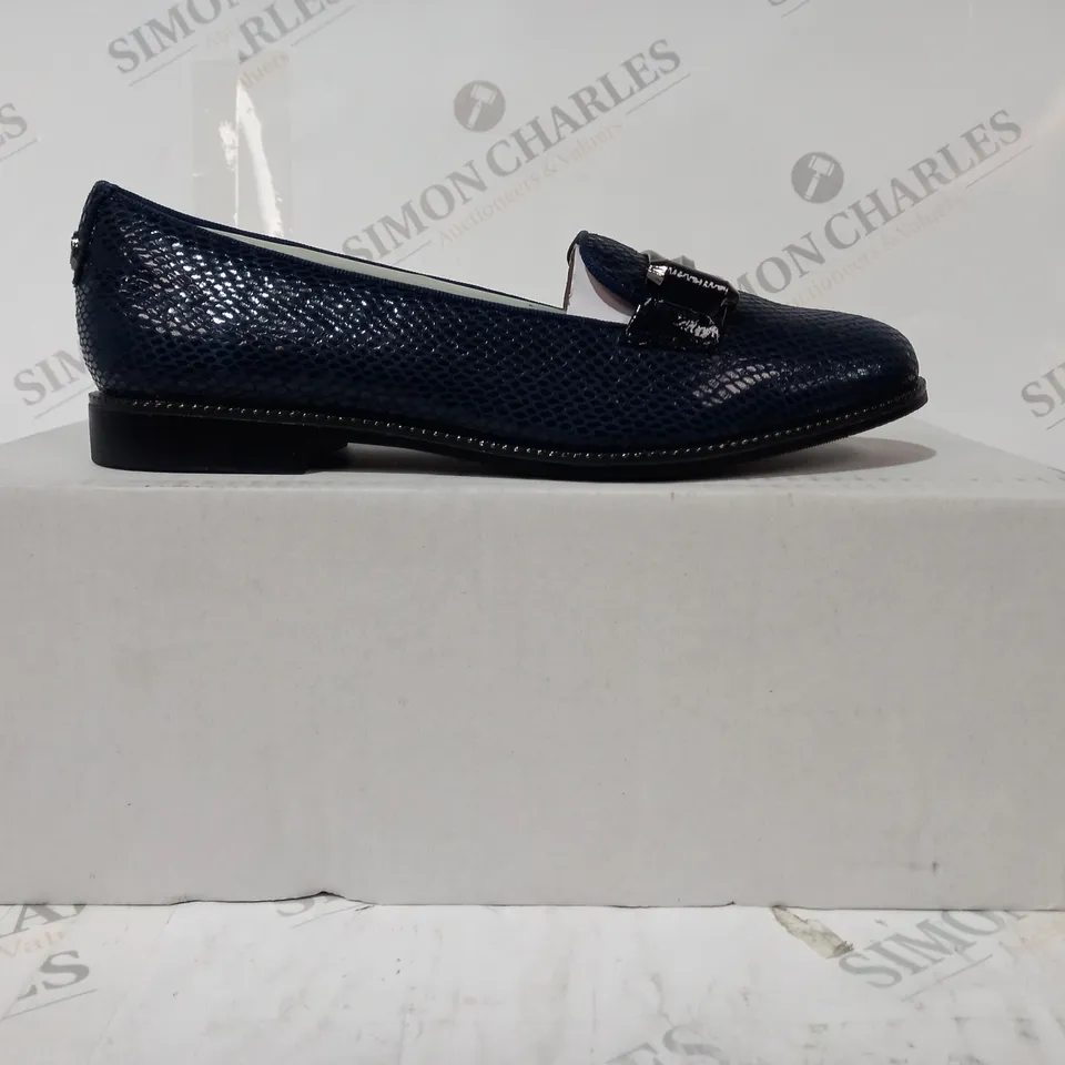 BOXED PAIR OF MODA IN PELLE WAYLEN LOAFERS IN NAVY SIZE 5