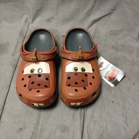 CROCS CLASSIC KIDS SANDALS – BROWN WITH EYE FACE, UK 6 (EU 39-40)