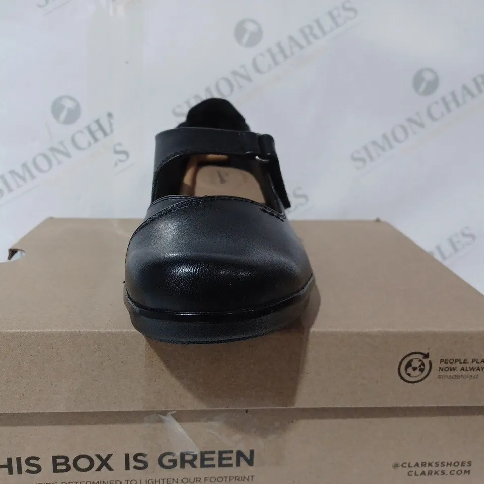 BOXED PAIR OF CLARKS HOPE HENLEY SHOES BLACK SIZE 6