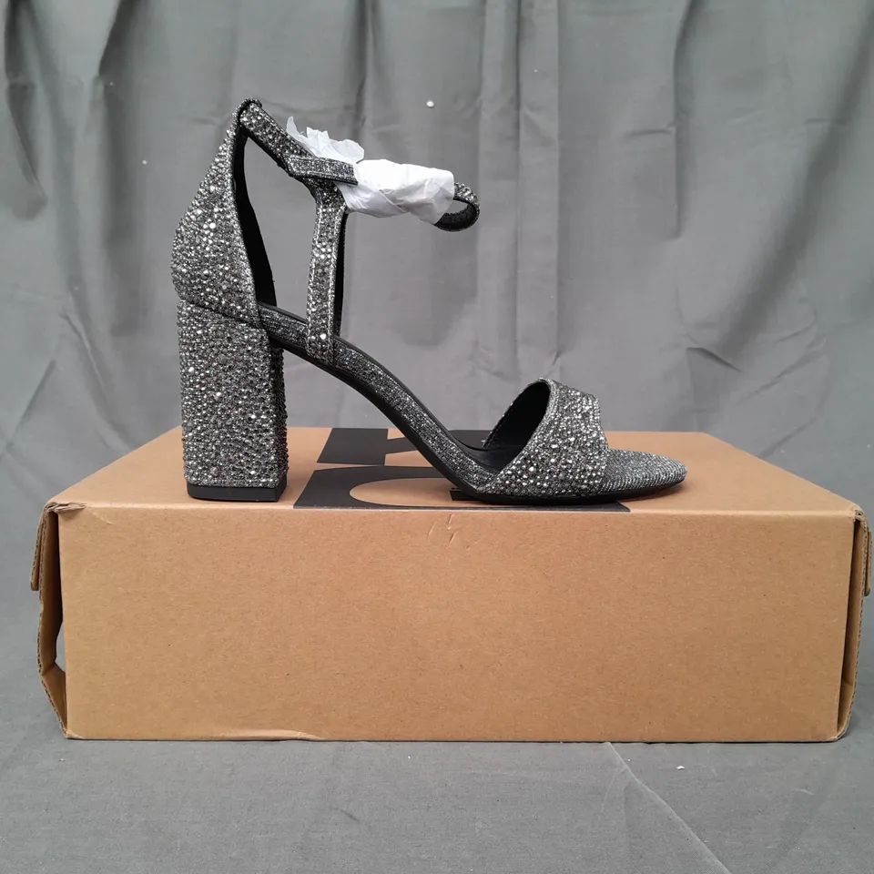 BOXED PAIR OF KURT GEIGER OPEN TOE BLOCK HEEL SANDALS IN METALLIC SILVER W. JEWEL EFFECT EU SIZE 37