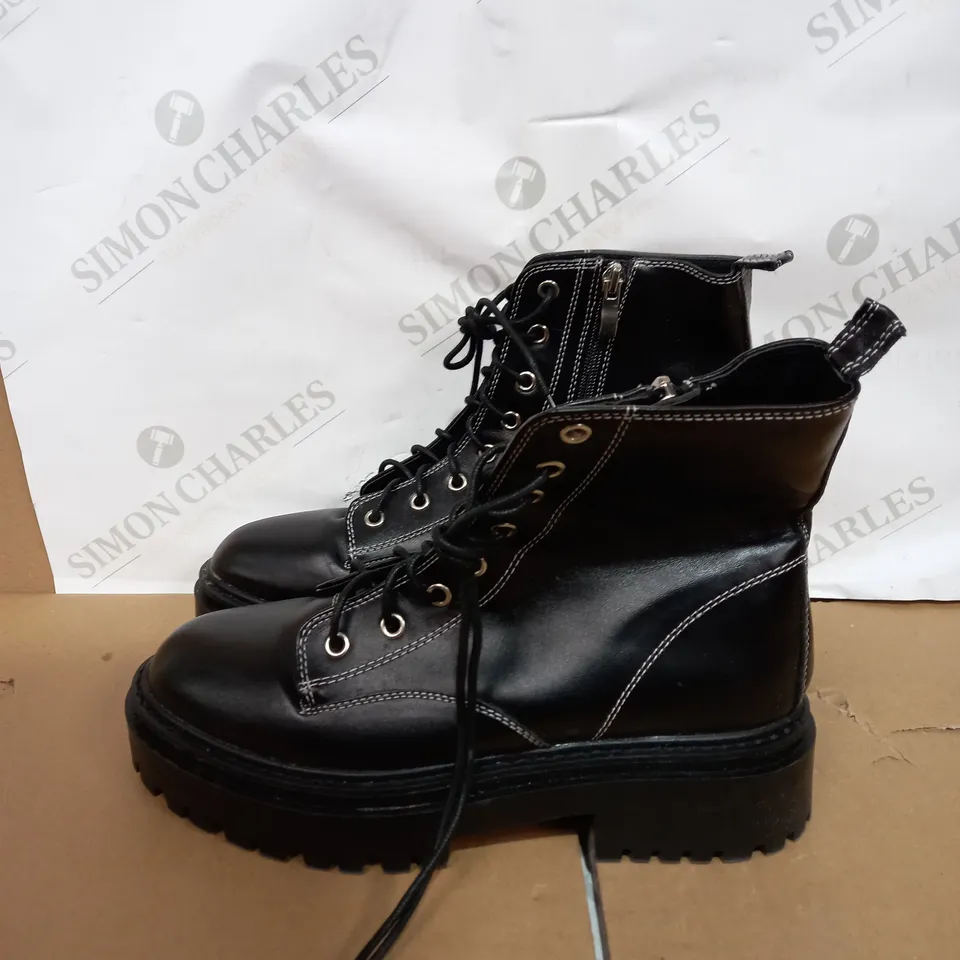 BOXED PAIR OF FAUX LEATHER ZIP AND LACE UP BOOTS SIZE 6