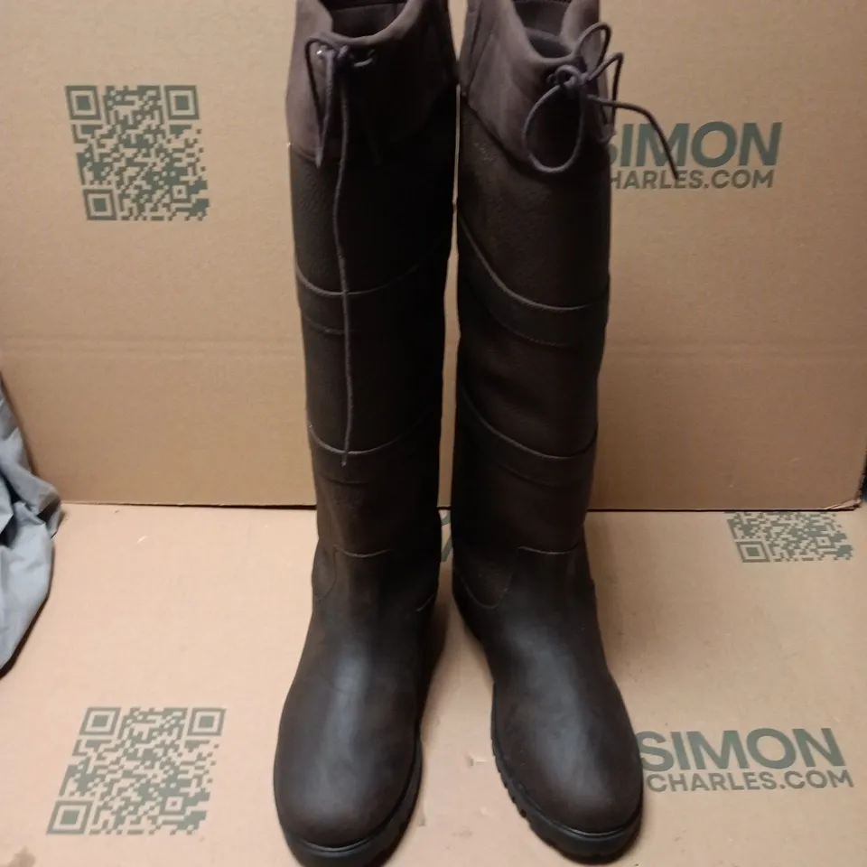 BOXED PAIR OF RHINEGOLD ELITE BROOKLYN BOOTS IN BROWN - SIZE 7