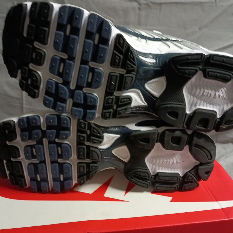 NIKE AIR MAX MOTO 2K TRAINERS – UK 7 (US 9.5) WHITE/SILVER