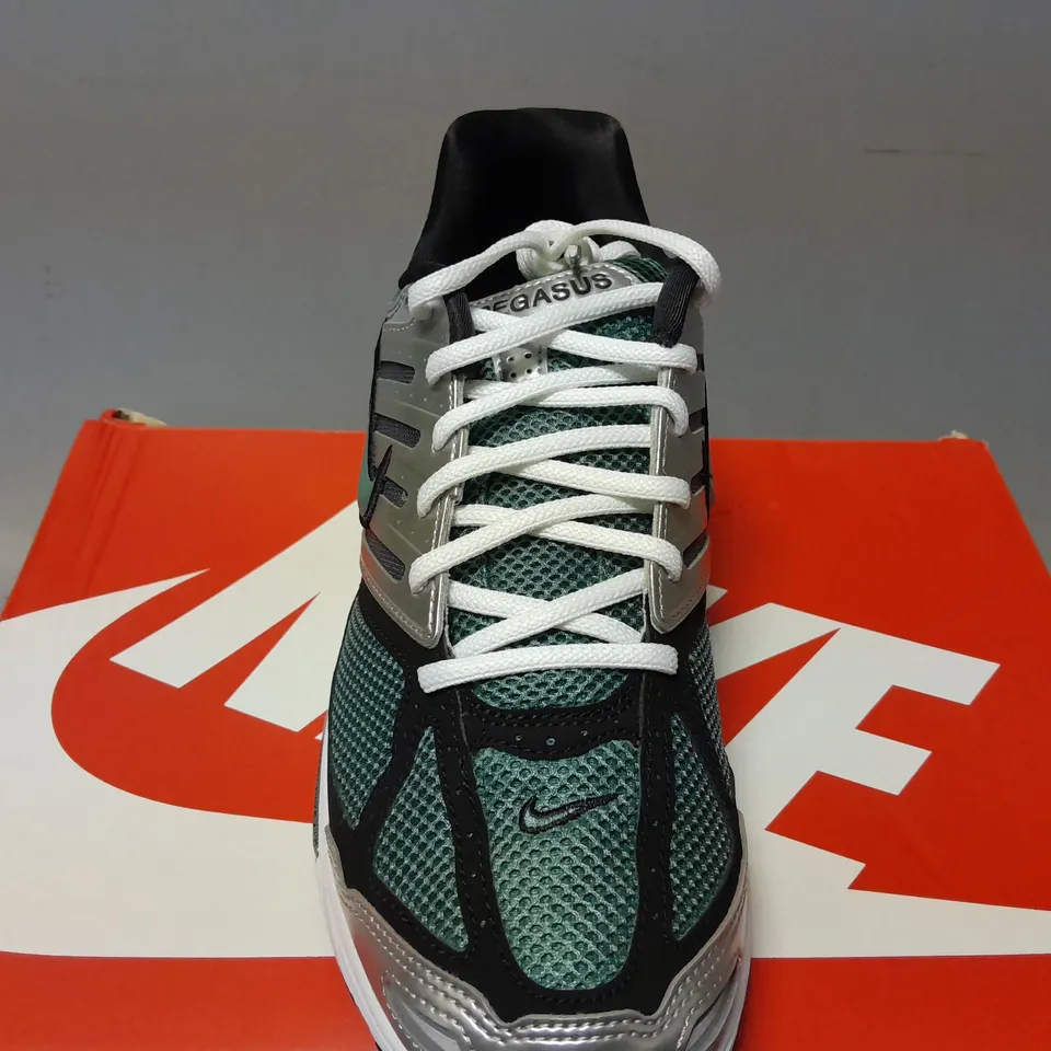 BOXED PAIR OF NIKE AIR PEGASUS 2005 TRAINERS IN GREEN/SILVER - UK 9