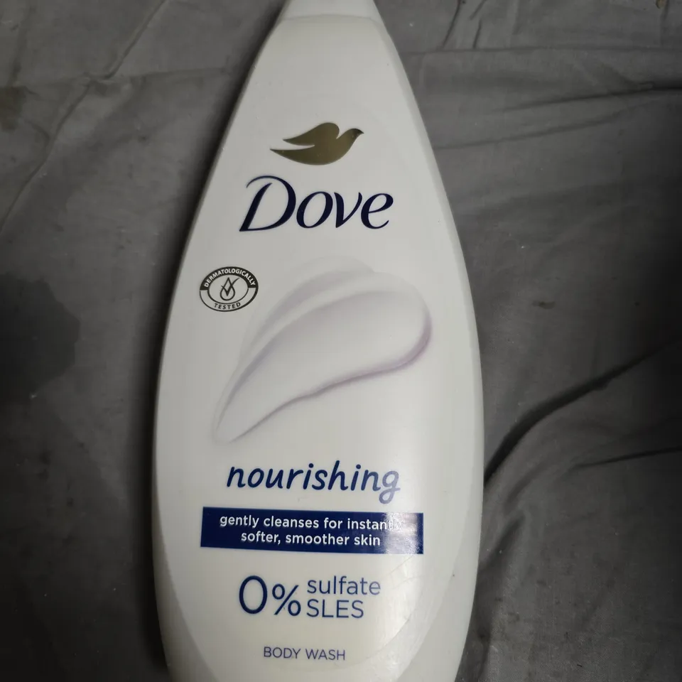 APPROXIMATELY 20 ASSORTED HEALTH AND BEAUTY PRODUCTS INCLUDING OLAY RESTORING BODY LOTION , DOVE BODY WASH AND EYEWEAR CLEANING WIPES 