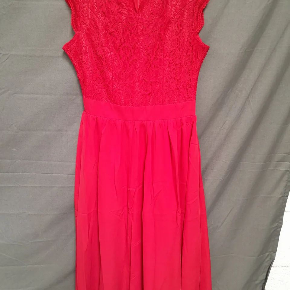 APPROXIMATELY 25 CLOTHING ITEMS TO INCLUDE DRESSES AND TOPS. ASSORTED COLOURS, SIZES AND STYLES