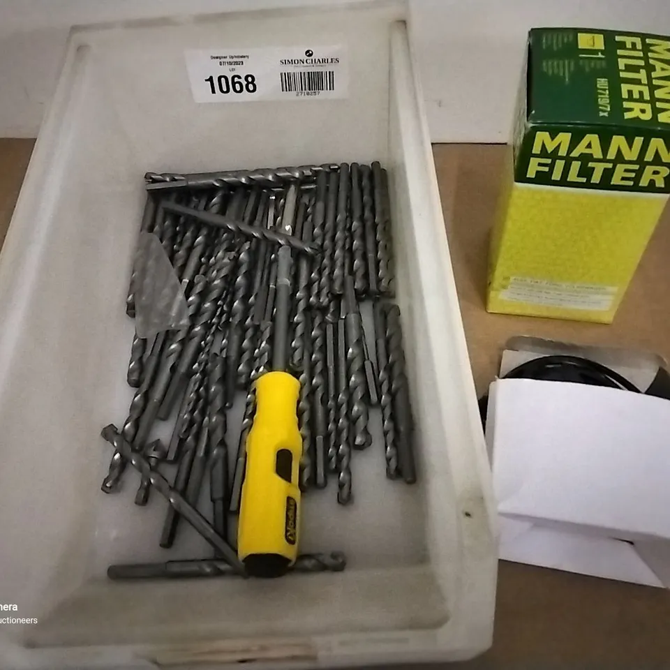 TRAY OF ASSORTED DRILL BITS, MANN OIL FILTER & CHARGER