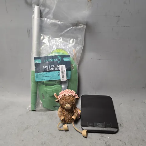 BOX OF APPROXIMATELY 8 ASSORTED BROKEN ITEMS TO INCLUDE - DITAL SCALE , 2 IN 1 CAR MOP , MONEY BANK ETC