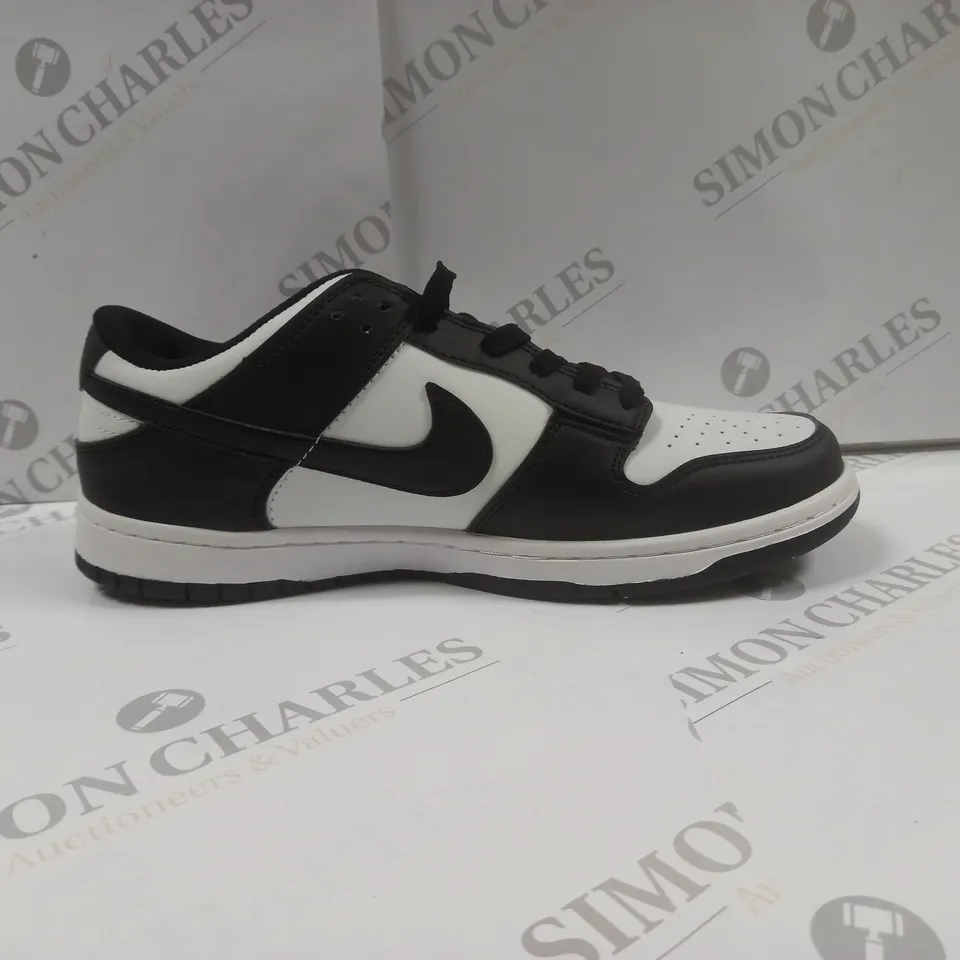 BOXED PAIR OF NIKE DD1391 PANDA DUNK LOW TRAINERS UK SIZE 9
