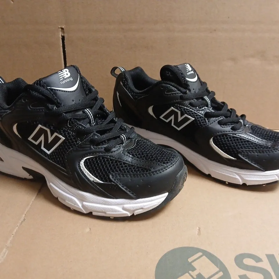 BOXED PAIR OF NEW BALANCE 530 TRAINERS IN BLACK/WHITE SIZE UK 6