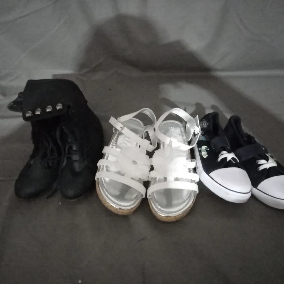 APPROXIMATELY 10 PAIRS OF ASSORTED KIDS SHOES IN VARIOUS STYLES AND SIZES 