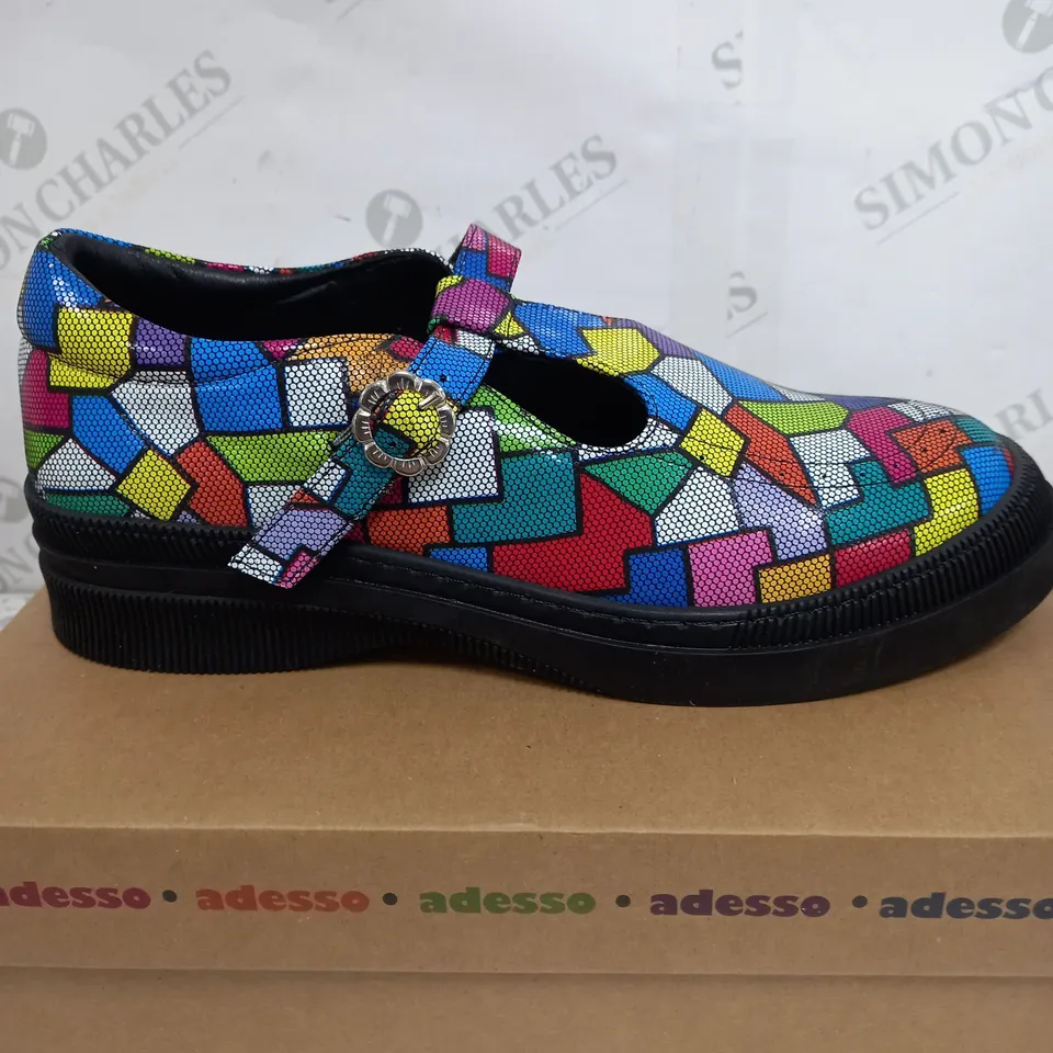 BOXED PAIR OF ADESSO ABSTRACT MULTICOLOURED PRINT SHOES SIZE 6