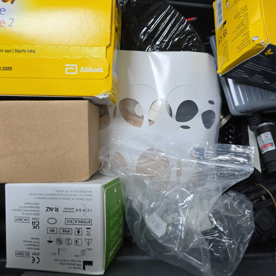 APPROXIMATELY 13 ASSORTED ITEMS TO INCLUDE - EDEXCOM ONE+ , BUCKINGHAM PLACE TRINKET ETC