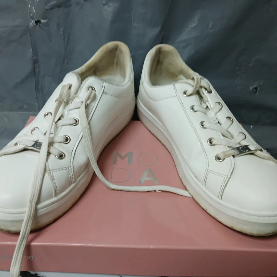 BOXED MODA IN PELLE BELAINE TRAINER IN WHITE - SIZE 6