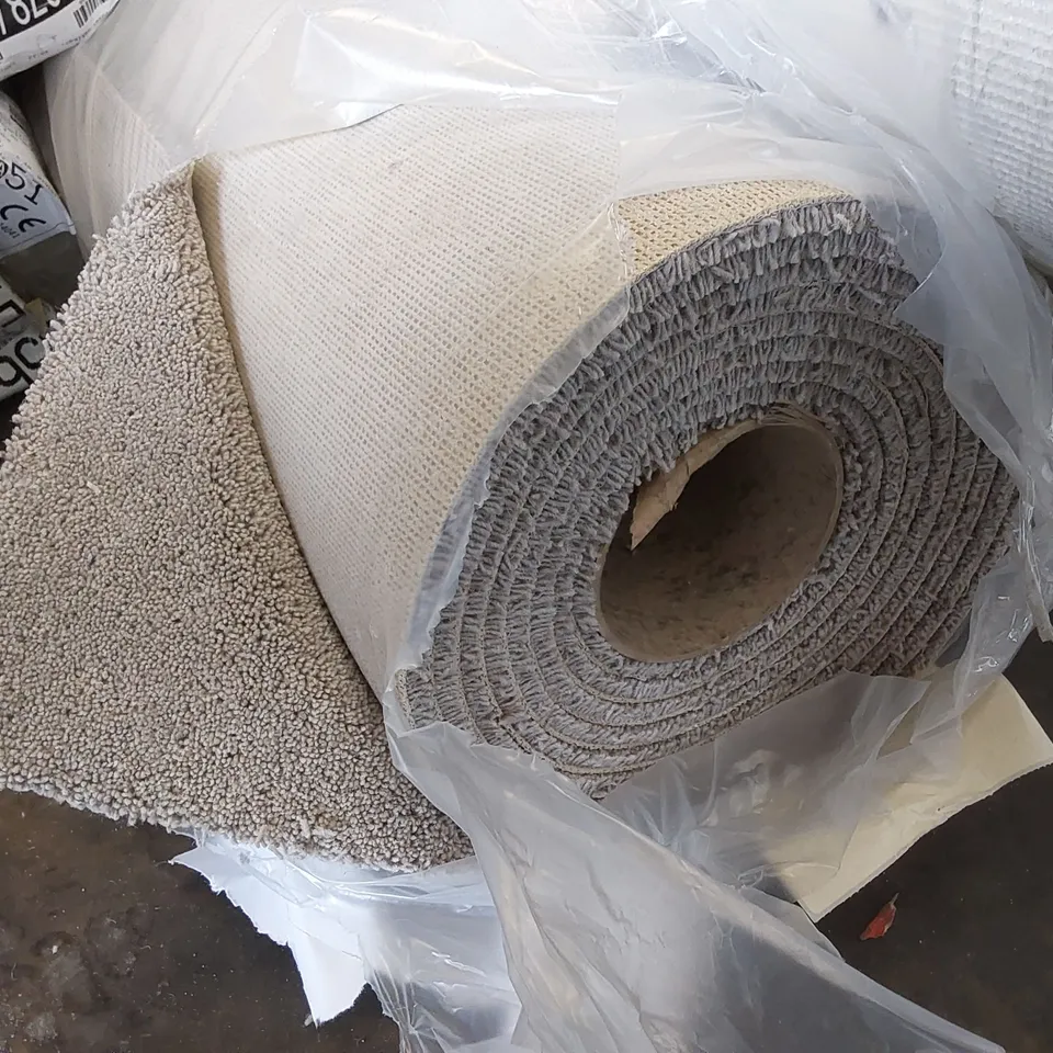 ROLL OF QUALITY TUDOR TWIST REGAL DRIZZLE CARPET // SIZE: APPROX 4 X 5.7m