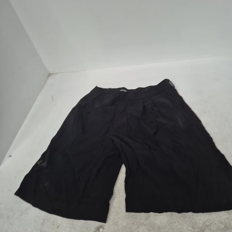 BOX OF APPROXIMATELY 24 ASSORTED CLOTHING TO INCLUDE: PULL AND BEAR SHORTS 