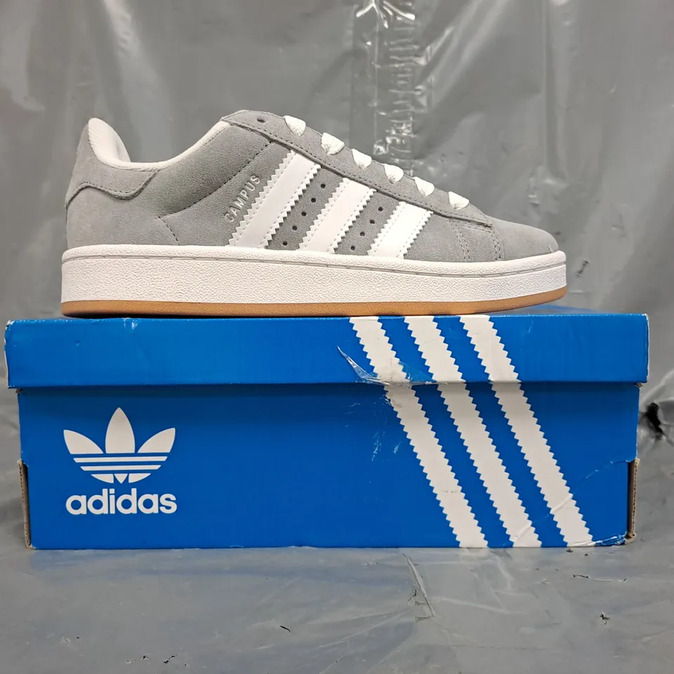 BOXED PAIR OF ADIDAS 00S J SHOES IN GREY/WHITE SIZE UK 4