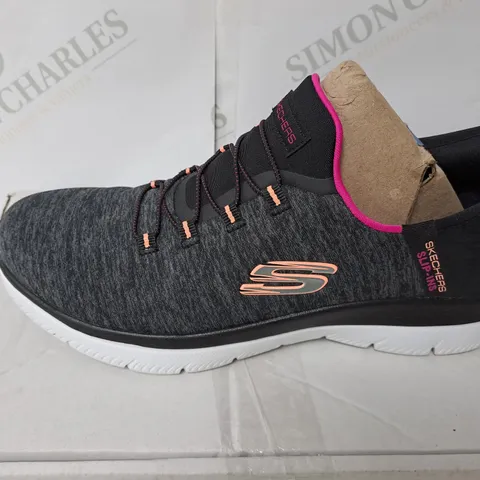 BOXED PAIR OF SKETCHERS SUMMIT SLIP ON TRAINER BLACK SIZE 5