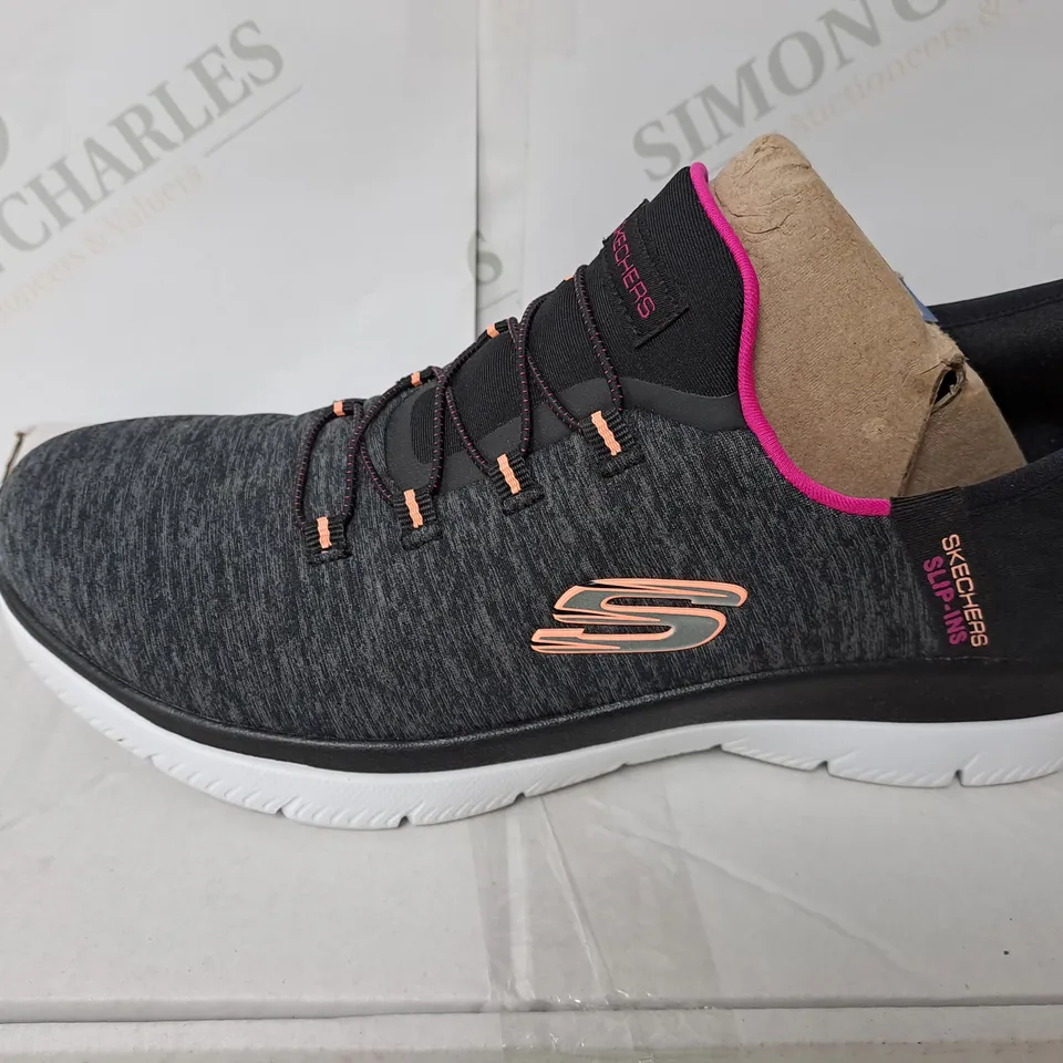 BOXED PAIR OF SKETCHERS SUMMIT SLIP ON TRAINER BLACK SIZE 5