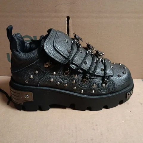 BOXED KOI THURNAX CHUNKY HARDWARE TRAINERS IN BLACK - UK 5