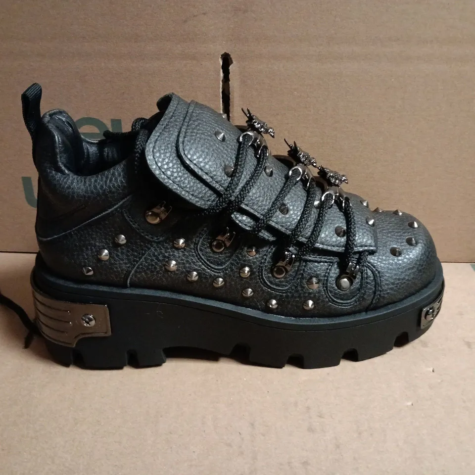 BOXED KOI THURNAX CHUNKY HARDWARE TRAINERS IN BLACK - UK 5