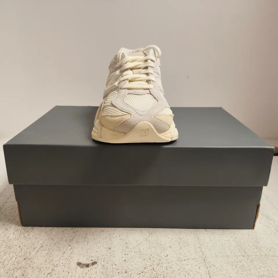 BOXED PAIR OF NEW BALANCE TRAINERS IN SAIL/CREAM SIZE UK 8