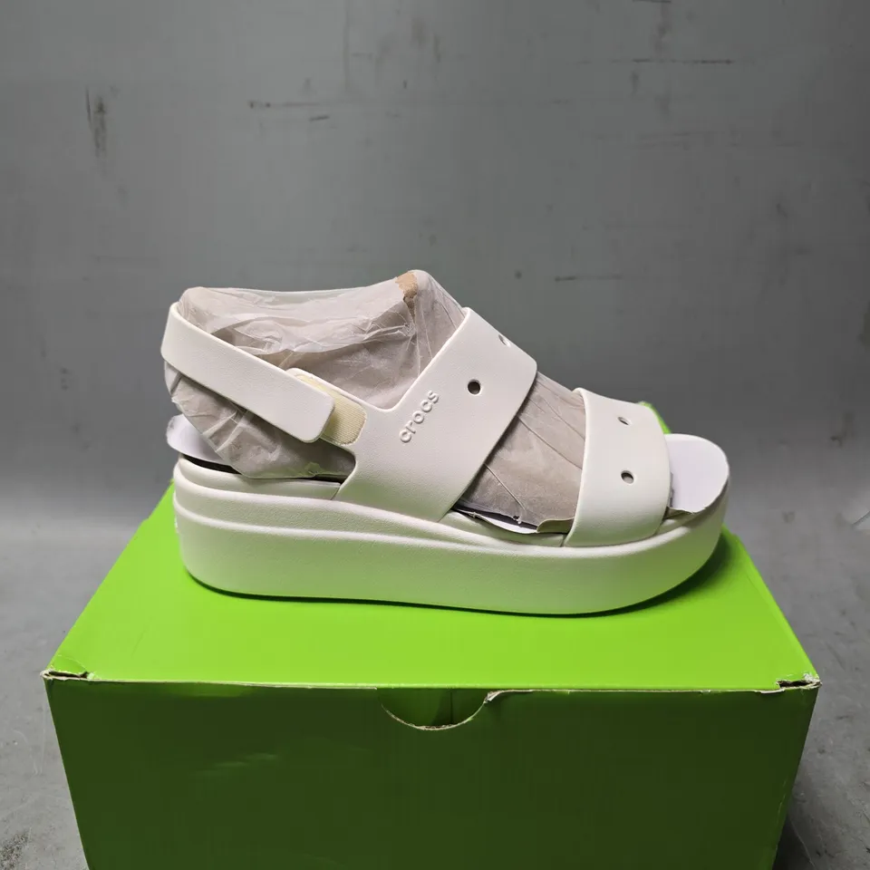 BOXED CROCS BROOKLYN 4U WHITE SANDAL  - SIZE UK 6 