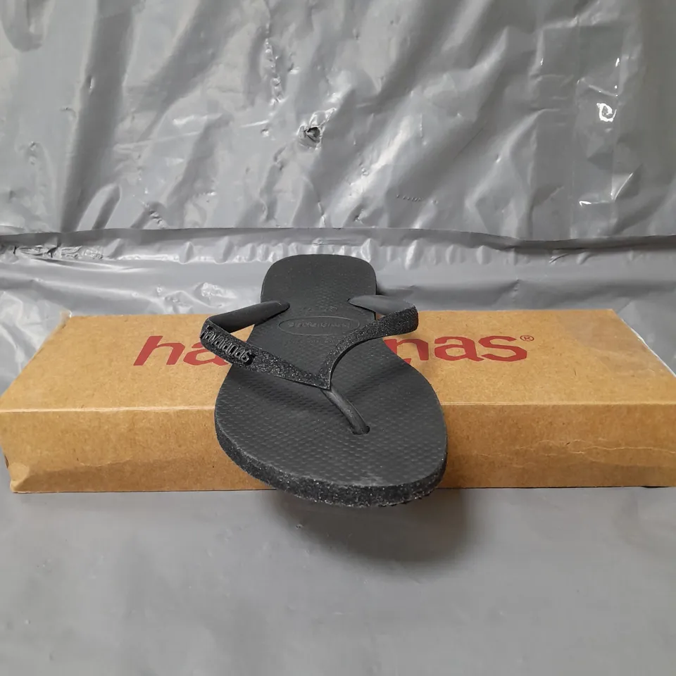 HAVAIANAS LADIES THONG SANDALS BLACK SIZE 3/4