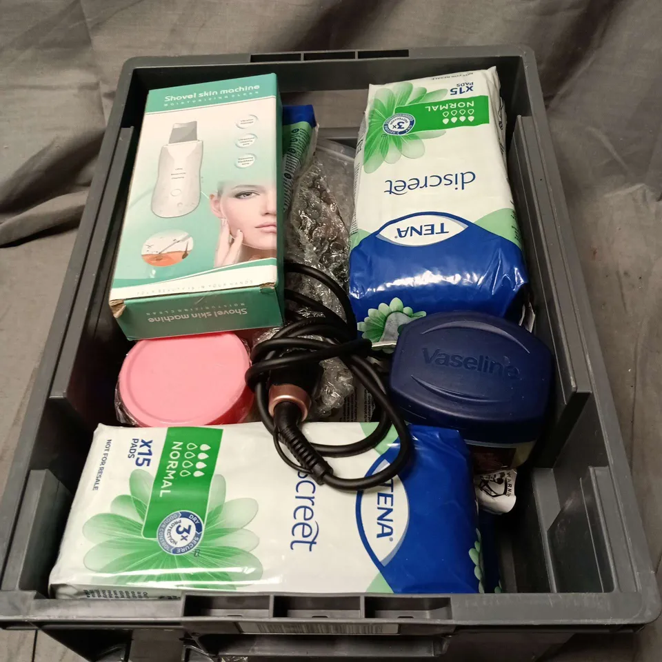 APPROXIMATELY 15 ASSORTED COSMETIC PRODUCTS TO INCLUDE VASELINE, TENA DISCREET, CUSSONS BABY JELLY, SHOVEL SKIN MACHINE ETC
