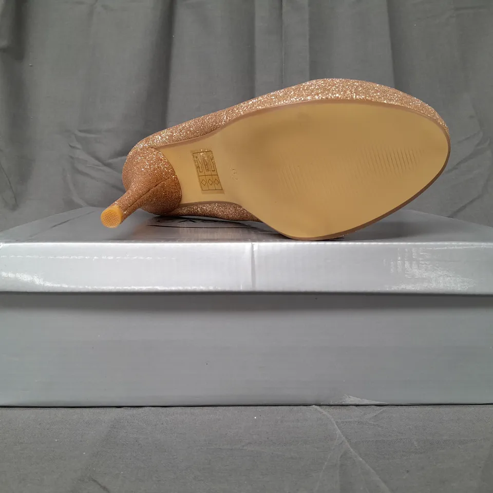 BOX OF APPROXIMATELY 8 PAIRS OF CASANDRA CLOSED TOE HIGH HEEL SHOES IN GOLD W. GLITTER EFFECT - VARIOUS SIZES