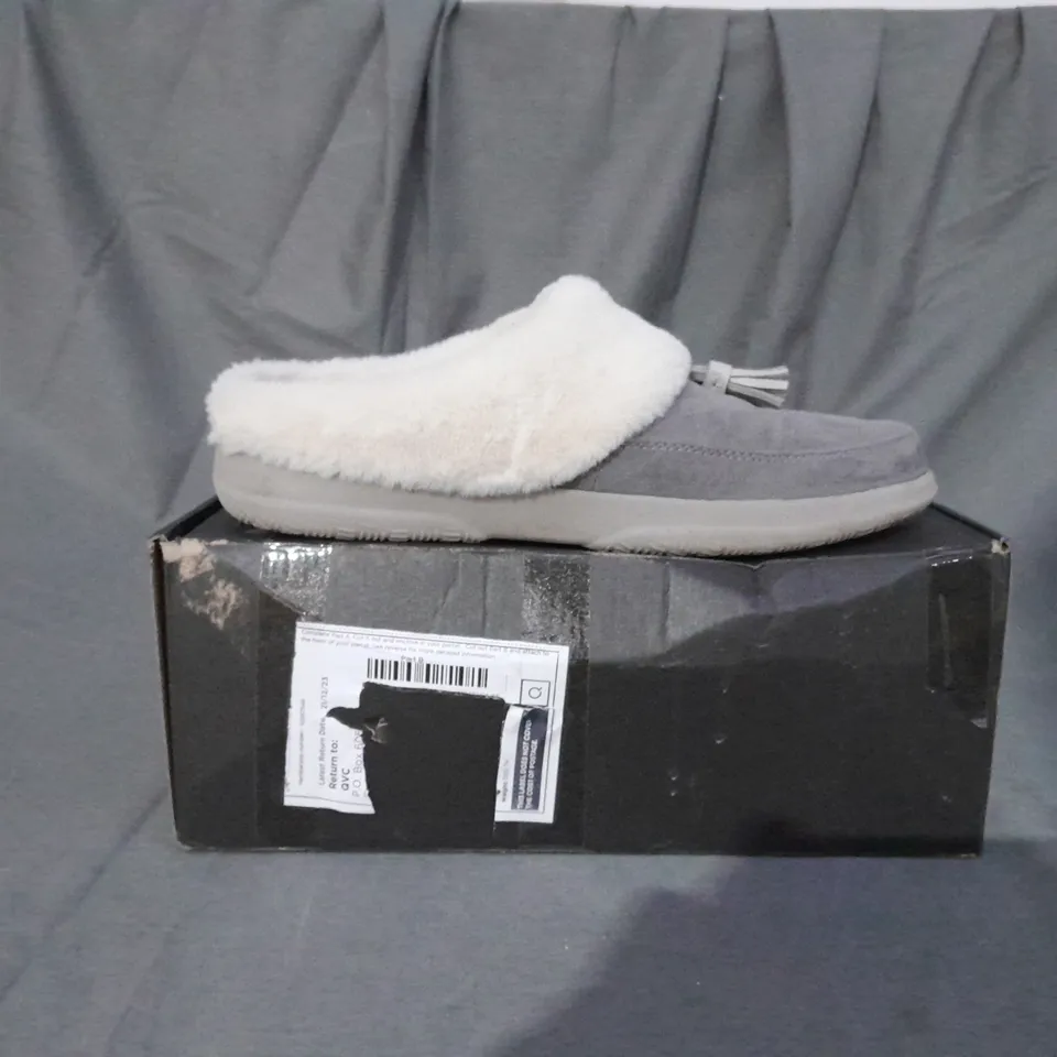 BOXED PAIR OF VIONIC PERRIN SLIPPERS IN CHARCOAL SIZE 6