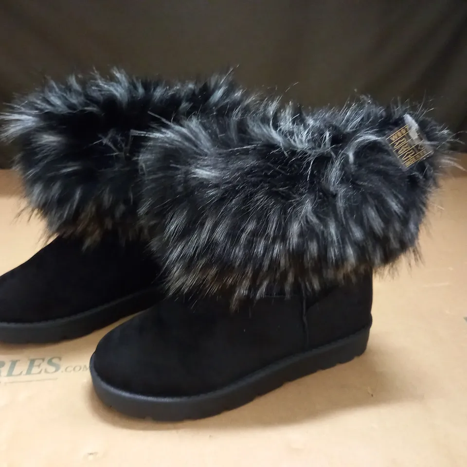 PAIR OF BLACK BOOTS WITH FAUX FUR TRIM - 37