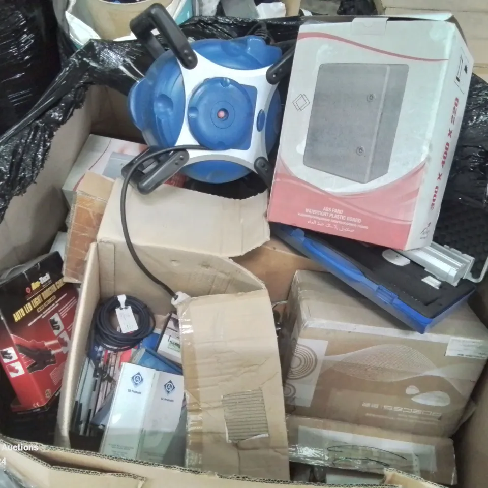 PALLET OF VARIOUS ELECTRICAL AND PLUMBING PARTS AND FITTINGS TO INCLUDE: 220V-250V 3 PIN WATERPROOF POWER CONNECTION POINT REEL, ABS PANO WATERTIGHT PLASTIC BOARD ETC.