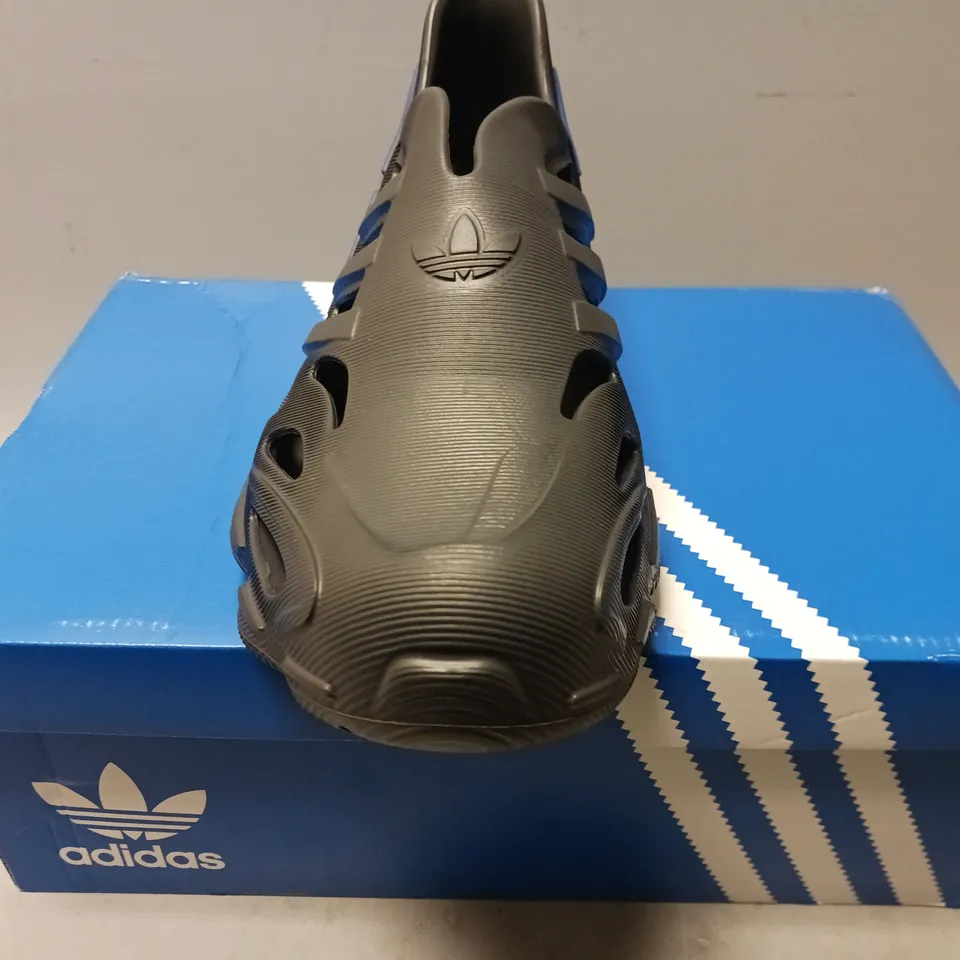 BOXED PAIR OF ADIDAS ADIFOM SUPERNOVA SHOES IN DARK GREY UK SIZE 10