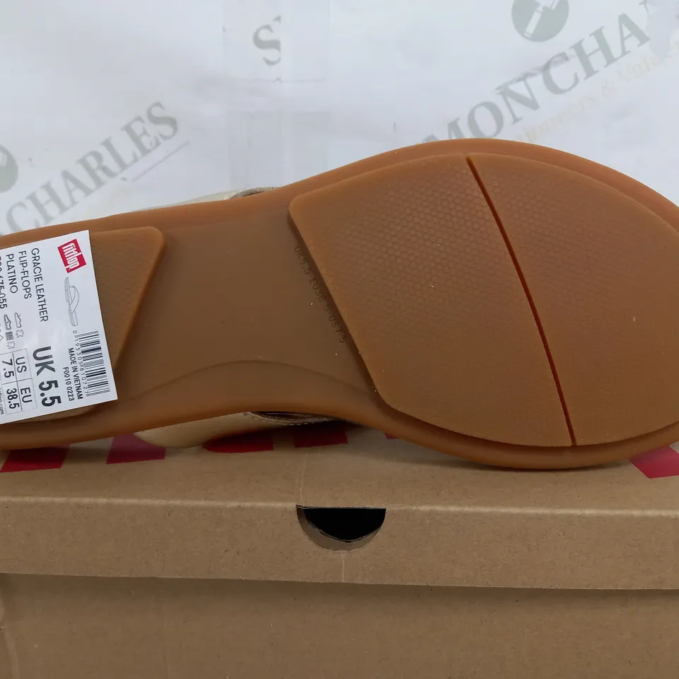 BOXED PAIR OF FITFLOP GRACIE LEATHER FLIP FLOPS IN PLATION - UK 5.5