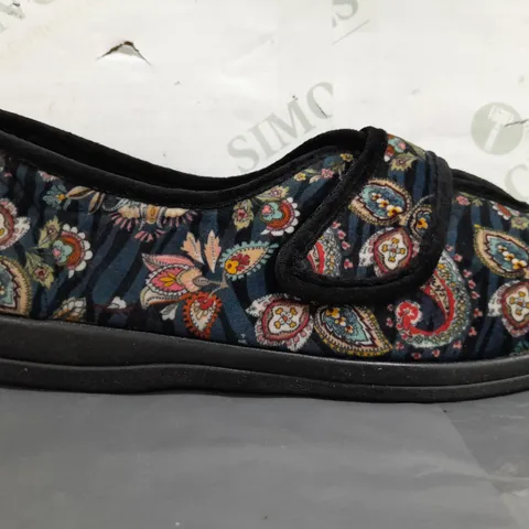 BOXED PAIR OF COSYFEET SLIPPERS IN MIDNIGHT PAISLEY UK SIZE 5