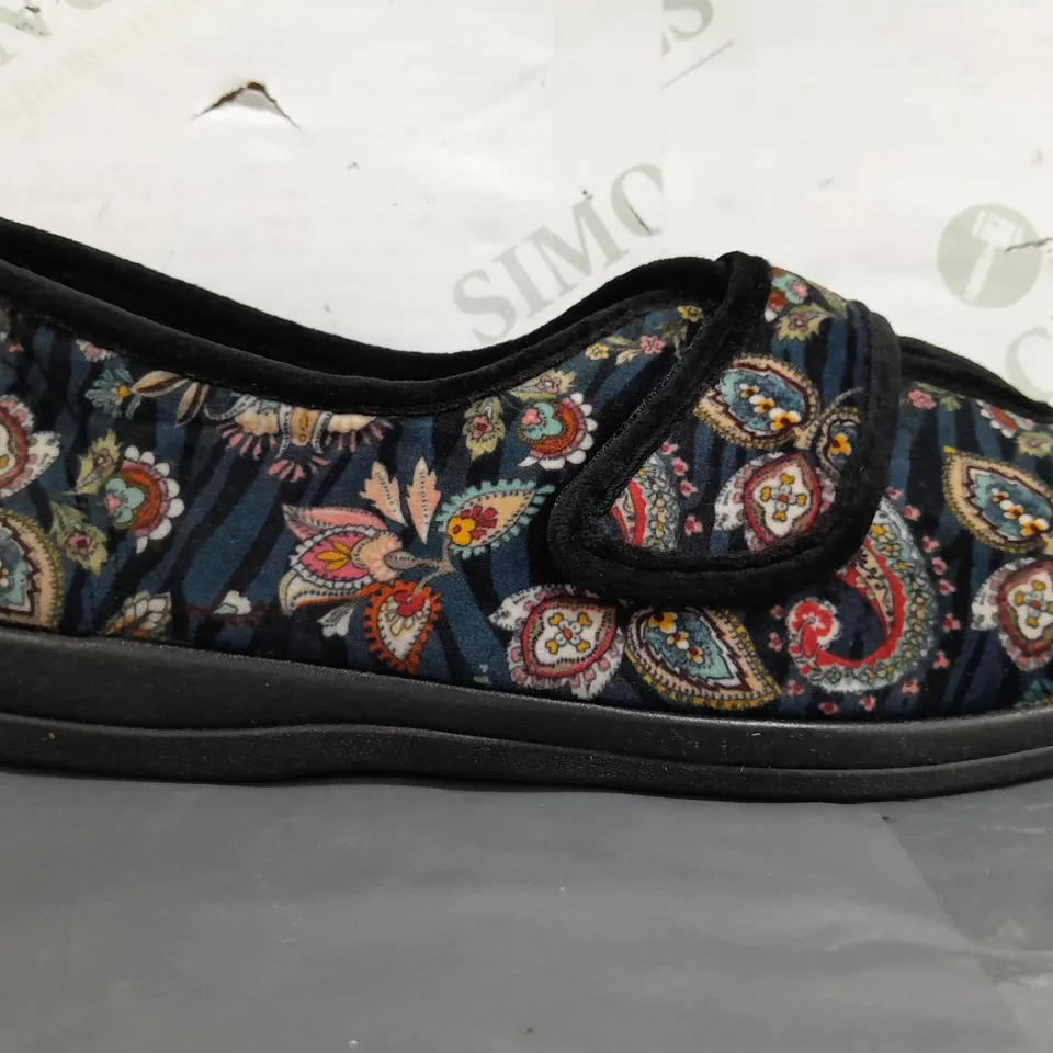 BOXED PAIR OF COSYFEET SLIPPERS IN MIDNIGHT PAISLEY UK SIZE 5