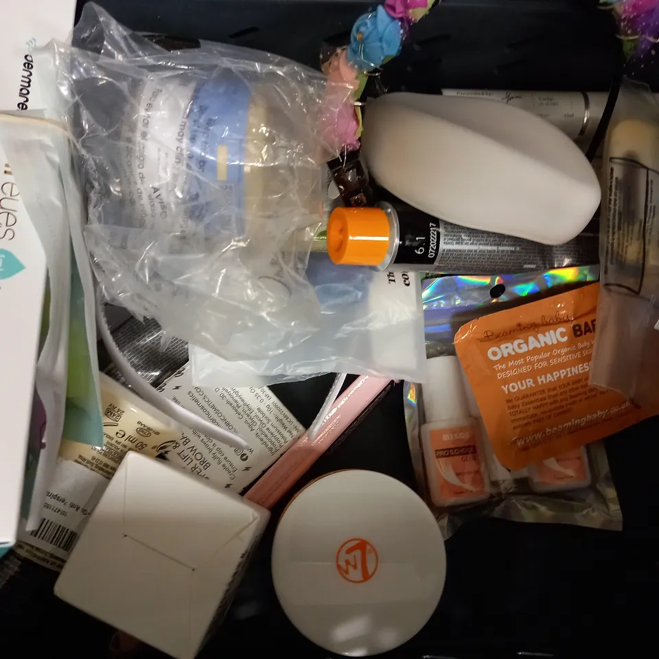 LOT OF APPROX 15 ASSORTED BEAUTY ITEMS TO INCLUDE  FLORENCE C FACIAL SERUM, ELIZABETH WILLIAMS FRAGRANCE OIL, CHAMPNEYS FACE MASK COLLECTION, ETC 