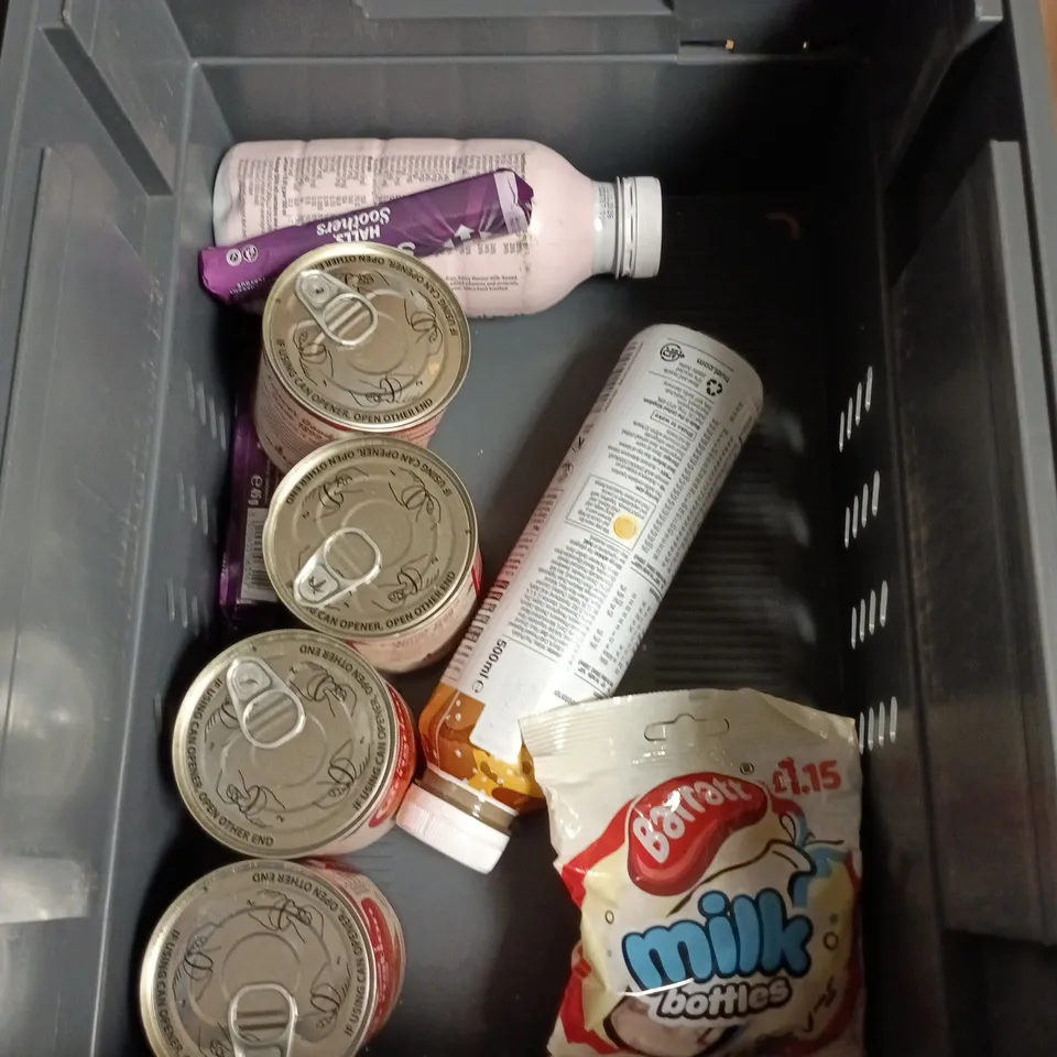 APPROXIMATELY 12 ASSORTED FOOD AND DRINKS ITEMS TO INCLUDE - BLACK EDITION HUEL CHOCOLATE SHAKE, NESTLE CARNATION CARAMEL, APTAMIL FOLLOW ON MILK POWDER ETC 